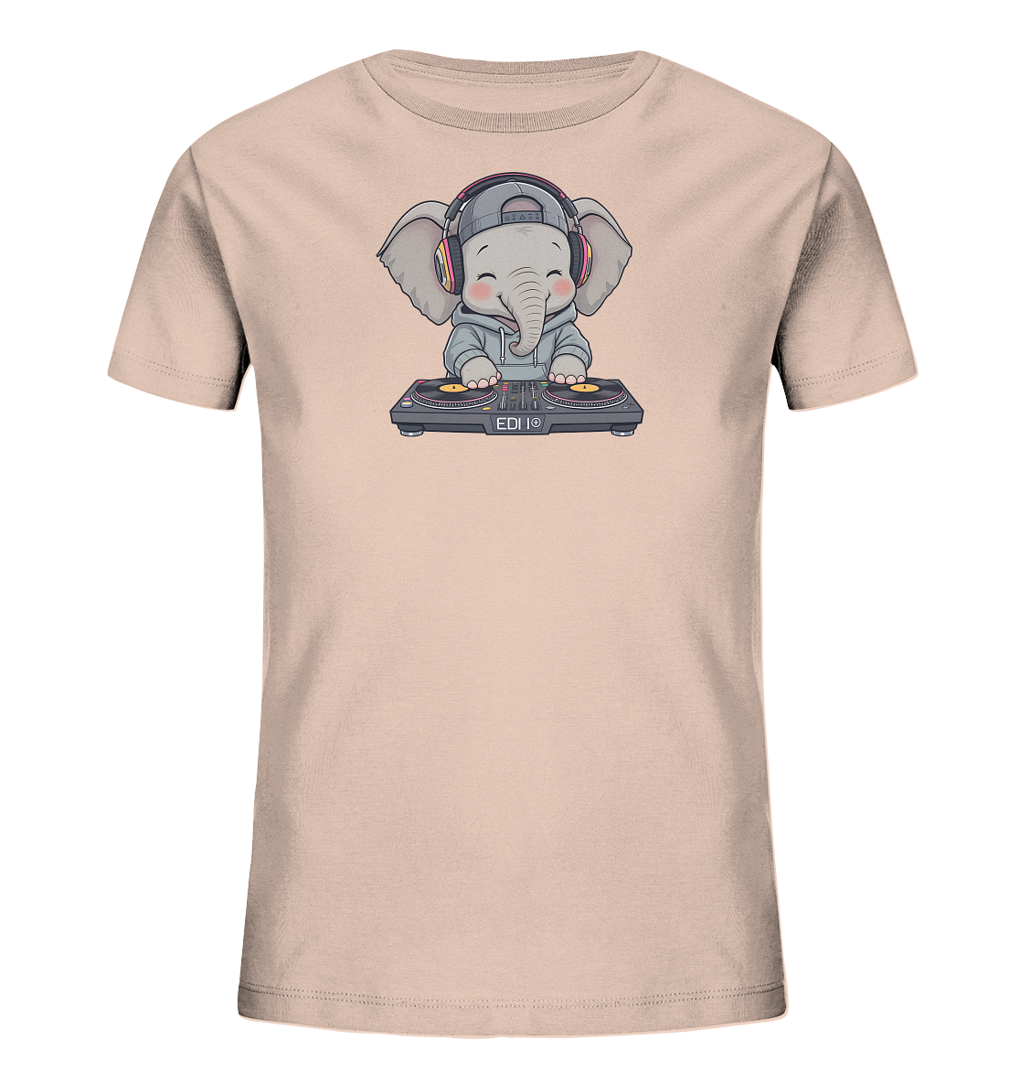 Onlineshop Shirts fuer Kinder - Das Bild zeigt ein beiges Kinder-T-Shirt mit einem niedlichen Cartoon-Elefantenmotiv. Der Elefant traegt einen grauen Hoodie, eine Kappe und bunte Kopfhoerer, waehrend er an einem DJ-Mischpult steht. Sein froehlicher Ausdruck und die detaillierte Darstellung der musikalischen Ausruestung verleihen dem Shirt einen verspielten und modernen Charakter. Das Design ist ansprechend fuer Kinder und Fans von Musik.