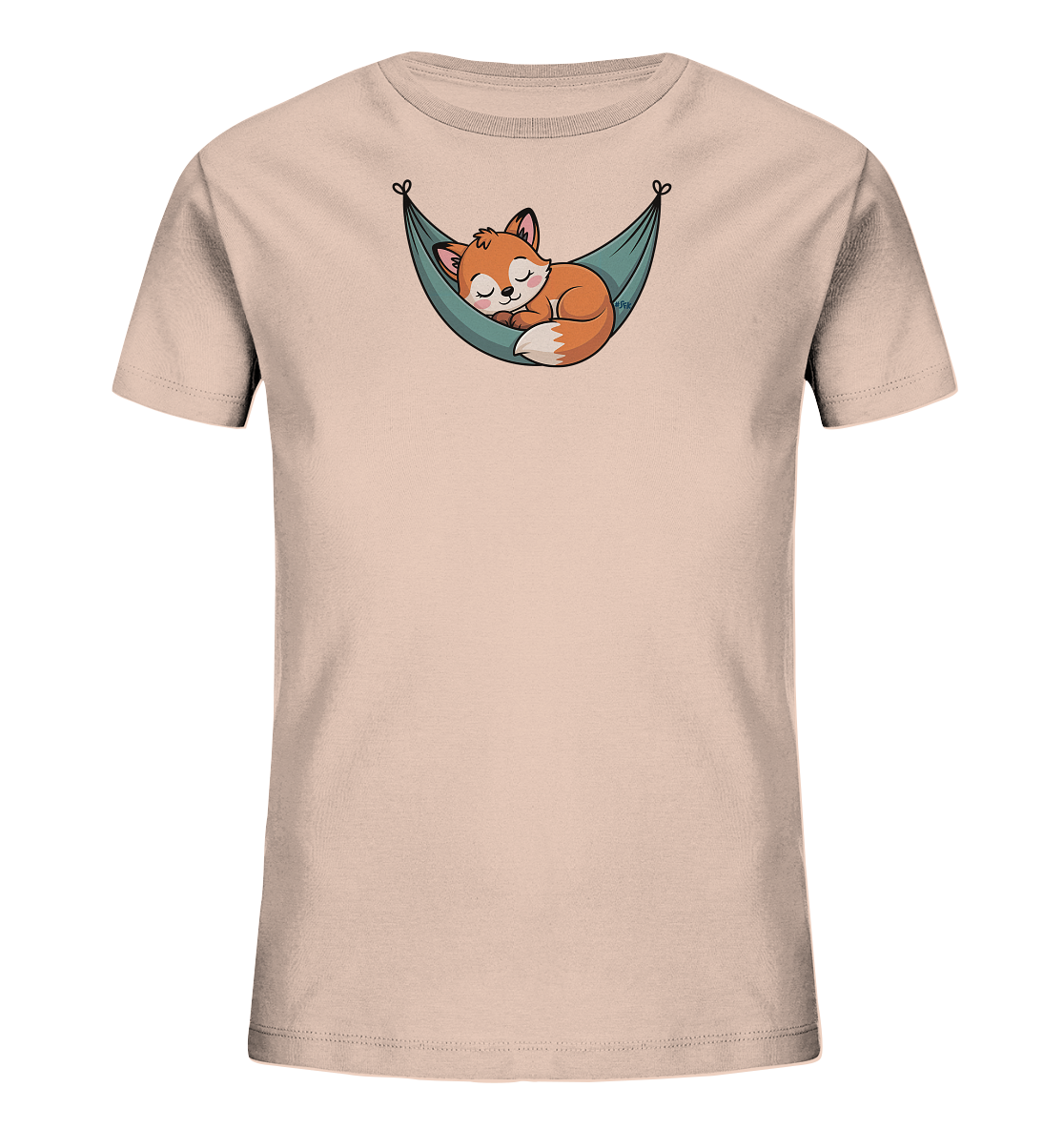 Onlineshop Shirts fuer Kinder - Das Bild zeigt ein helles Kinder-T-Shirt in einem sanften Beigeton. Auf der Vorderseite ist eine niedliche Illustration eines schlafenden Fuchses zu sehen. Der orangefarbene Fuchs kuschelt sich gemuetlich in eine tuerkisfarbene Haengematte, die an beiden Enden herzfoermige Schlaufen besitzt. Das Design wirkt ruhig und freundlich.