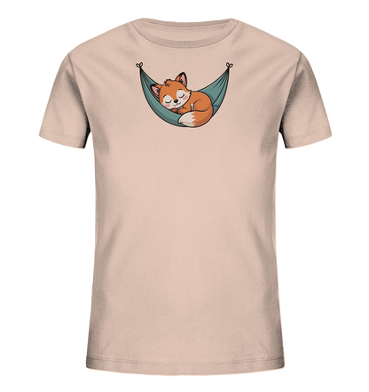 Onlineshop Shirts fuer Kinder - Das Bild zeigt ein helles Kinder-T-Shirt in einem sanften Beigeton. Auf der Vorderseite ist eine niedliche Illustration eines schlafenden Fuchses zu sehen. Der orangefarbene Fuchs kuschelt sich gemuetlich in eine tuerkisfarbene Haengematte, die an beiden Enden herzfoermige Schlaufen besitzt. Das Design wirkt ruhig und freundlich.