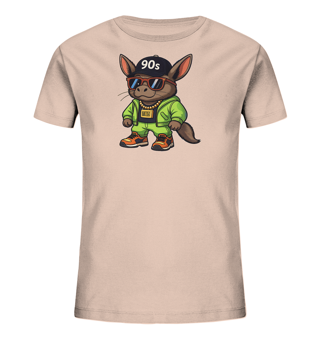 Onlineshop Shirts fuer Kinder - Das Bild zeigt ein beiges Kinder-T-Shirt mit einer coolen Cartoon-Tierfigur auf der Vorderseite. Die Figur traegt eine schwarze Baseballkappe mit der Aufschrift '90s', rote Sonnenbrillen, eine goldene Kette und einen leuchtend gruenen Trainingsanzug. Dazu passende orangefarbene Turnschuhe runden den Look ab. Das Design verleiht dem Shirt einen laessigen und trendigen Stil.