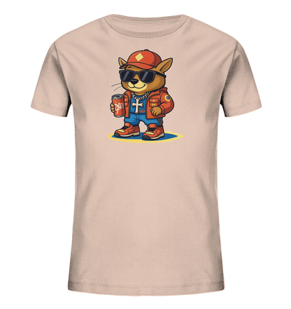 Onlineshop Shirts fuer Kinder - Das Bild zeigt ein hellbeiges Kinder-T-Shirt mit einem detaillierten, stielvollen Tier-Charakter auf der Vorderseite. Der Kater traegt eine rote Baseballkappe, Sonnenbrille, eine rote Jacke, blaue Hose und Turnschuhe. Er haelt eine rote Dose und traegt eine Kette mit Kreuz-Anhaenger. Das Design praesentiert sich in einem laessigen und modernen Stil.