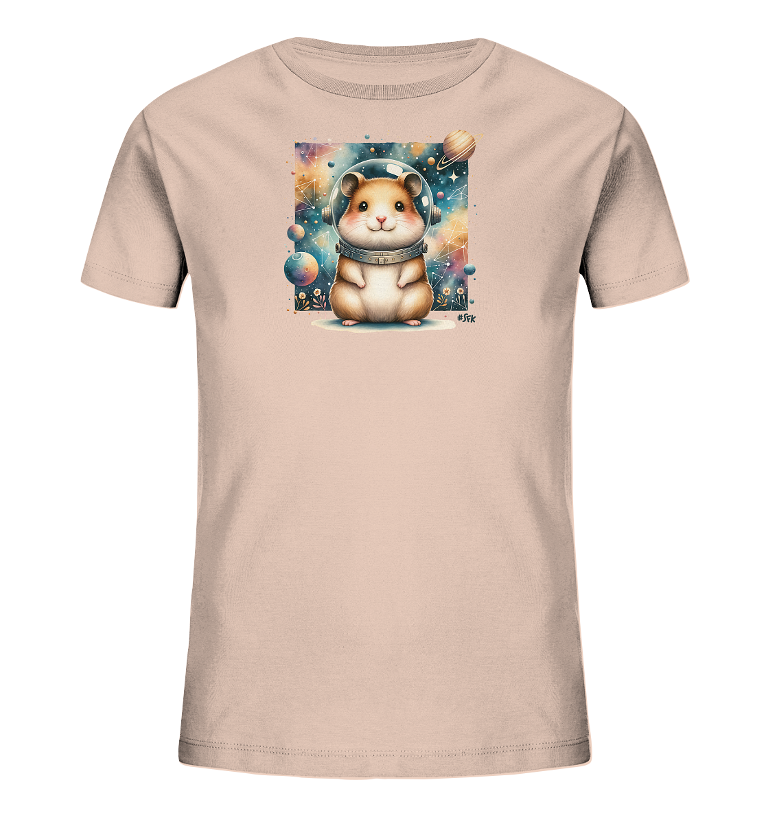 Onlineshop Shirts fuer Kinder - Das Bild zeigt ein helles Kinder-T-Shirt mit einem bezaubernden Aufdruck. Im Zentrum ist ein niedlicher Hamster zu sehen, der einen Astronautenhelm traegt. Der Hintergrund der Grafik stellt das Weltall dar, komplett mit Planeten und Sternen. Dieses Design verleiht dem Shirt eine fantasievolle und charmante Note.