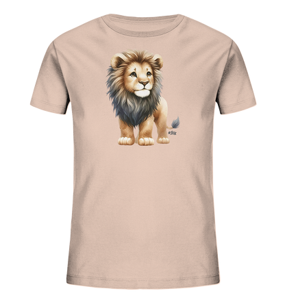 Onlineshop Shirts fuer Kinder - Das Bild zeigt ein hellrosafarbenes T-Shirt fuer Kinder. Auf der Vorderseite ist ein niedliches Loewenbaby abgebildet, das aufrecht steht und zur Seite blickt. Es hat eine flauschige Maehne und einen freundlichen Blick. Dieses Design wirkt verspielt und kindgerecht.