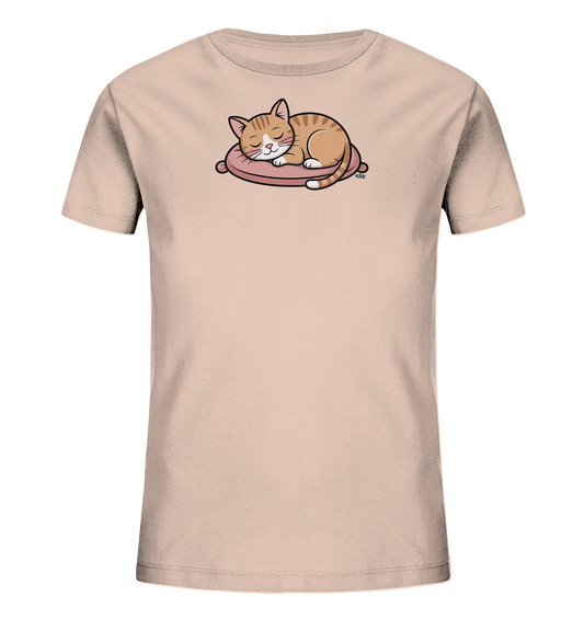 Onlineshop Shirts fuer Kinder - Das Bild zeigt ein hellbeiges Kinder-T-Shirt mit einem niedlichen Motiv einer schlafenden Katze. Die orange-weiss getigerte Katze liegt eingerollt auf einem rosa Kissen, die Augen geschlossen und friedlich schlummernd. Das Design verleiht dem Shirt eine sanfte und beruhigende Ausstrahlung. Es ist ein verspieltes und kinderfreundliches Motiv.