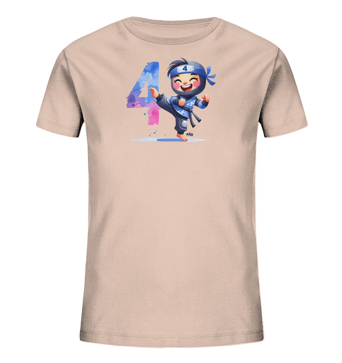 Onlineshop Shirts fuer Kinder - Dieses T-Shirt in hellem Beige zeigt einen froehlichen Cartoon-Ninja in blauer Kleidung, der einen hohen Tritt ausfuehrt. Neben dem Ninja ist eine grosse Zahl '4' in einem Aquarell-Stil mit blauen und rosa Farbtoenen abgebildet. Der Ninja traegt ebenfalls die Zahl '4' auf seinem Stirnband. Das Design wirkt dynamisch und kindgerecht.