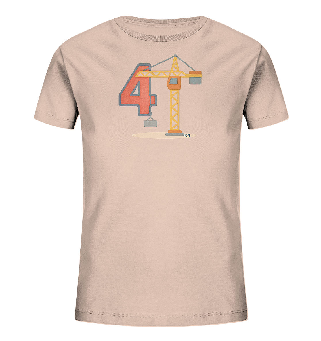 Onlineshop Shirts fuer Kinder - Das Bild zeigt ein hellrosafarbenes Kinder-T-Shirt mit einem auffaelligen Druck auf der Vorderseite. Das Motiv besteht aus der grossen roten Zahl '4' und einem danebenstehenden gelben Baustellenkran, der einen grauen Klotz hochhebt. Das Design ist farbenfroh und verspielt dargestellt, mit einer stilisierten Bodenflaeche darunter. Es praesentiert eine Baustellenszene mit der zentralen Zahl.