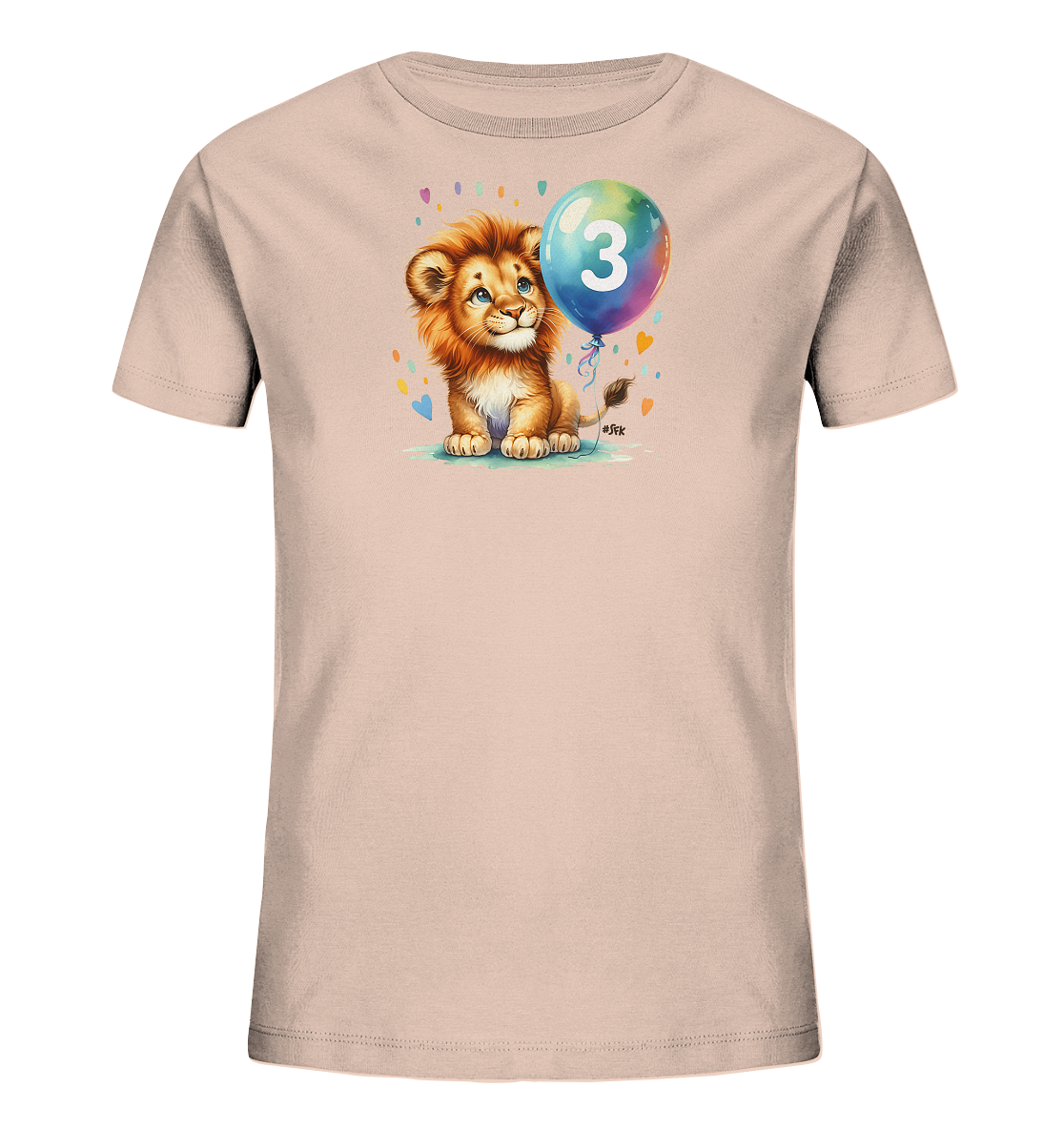 Onlineshop Shirts fuer Kinder - Das Bild zeigt ein Kinder T-Shirt in einem zarten Rosé- oder Pastellton. Auf der Vorderseite ist ein entzueckendes Baby-Loewen-Motiv abgebildet, das einen mehrfarbigen Ballon mit der weissen Zahl '3' haelt. Kleine Herzen und Punkte in verschiedenen Farben umrahmen das verspielte Design und verleihen dem Shirt eine froehliche Ausstrahlung.