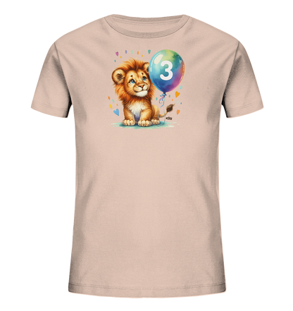 Onlineshop Shirts fuer Kinder - Das Bild zeigt ein Kinder T-Shirt in einem zarten Rosé- oder Pastellton. Auf der Vorderseite ist ein entzueckendes Baby-Loewen-Motiv abgebildet, das einen mehrfarbigen Ballon mit der weissen Zahl '3' haelt. Kleine Herzen und Punkte in verschiedenen Farben umrahmen das verspielte Design und verleihen dem Shirt eine froehliche Ausstrahlung.
