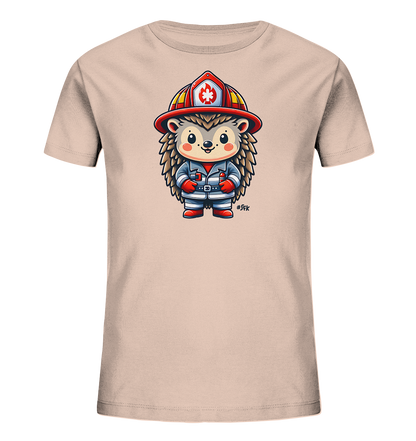 Onlineshop Shirts fuer Kinder - Das Bild zeigt ein helles Kinder-T-Shirt mit einer niedlichen Illustration eines Igels. Der Igel ist als Feuerwehrmann gekleidet, komplett mit Helm und Uniform. Die Grafik ist farbenfroh und im Cartoon-Stil gehalten, was ihr ein freundliches Aussehen verleiht. Dieses Design ist auf der Vorderseite des Shirts platziert.