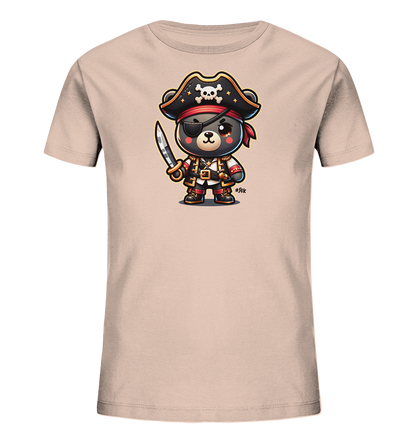 Onlineshop Shirts fuer Kinder - Das Bild zeigt ein Kinder-T-Shirt in einem sanften Sandton. Auf der Vorderseite ist eine niedliche Illustration eines Baeren zu sehen, der als Pirat gekleidet ist. Er traegt einen Piratenhut mit Totenkopf, eine Augenklappe und haelt ein Schwert in der Hand. Das detailreiche Kostuem verleiht dem Motiv einen verspielten Charakter.
