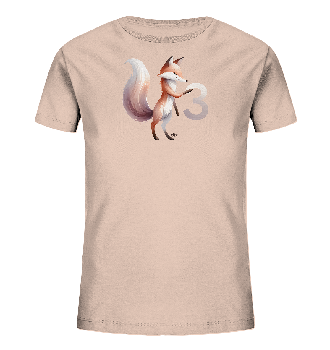 Onlineshop Shirts fuer Kinder - Das Bild zeigt ein helles, pfirsichfarbenes Kinder-T-Shirt mit einem kuenstlerischen Aufdruck. Zu sehen ist ein freundlich aussehender Fuchs mit einem voluminoesen Schwanz. Neben dem Fuchs steht eine grosse, halbtransparente Zahl "3". Das Design wirkt sanft und ansprechend.