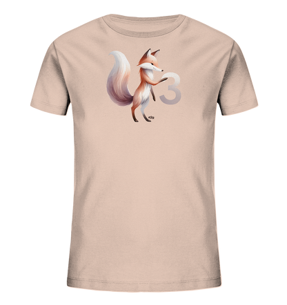 Onlineshop Shirts fuer Kinder - Das Bild zeigt ein helles, pfirsichfarbenes Kinder-T-Shirt mit einem kuenstlerischen Aufdruck. Zu sehen ist ein freundlich aussehender Fuchs mit einem voluminoesen Schwanz. Neben dem Fuchs steht eine grosse, halbtransparente Zahl "3". Das Design wirkt sanft und ansprechend.