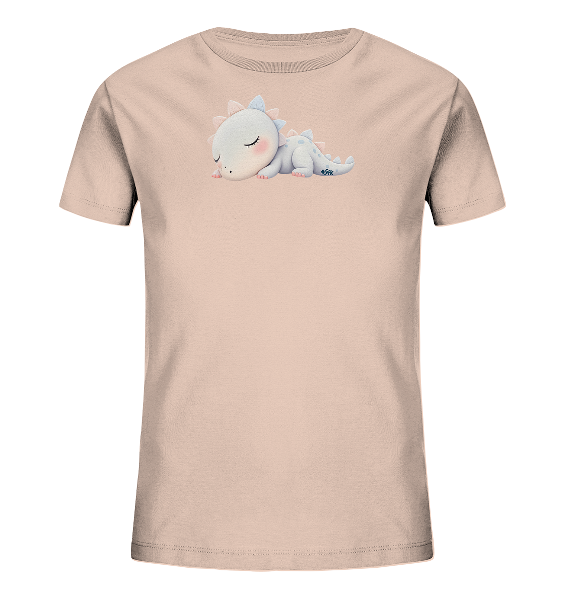 Onlineshop Shirts fuer Kinder - Das Bild zeigt ein hellbeiges Kinder-T-Shirt mit einem niedlichen Motiv eines schlafenden Baby-Dinosauriers auf der Vorderseite. Der kleine Dinosaurier ist hellgrau mit zarten blauen und rosa Akzenten auf den Rueckenstacheln und Wangen. Er liegt friedlich da, mit geschlossenen Augen und einem sanften Ausdruck. Das Design wirkt beruhigend und ist ideal fuer kleine Kinder.
