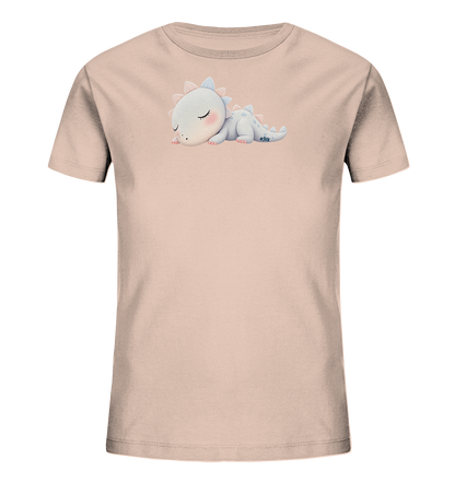 Onlineshop Shirts fuer Kinder - Das Bild zeigt ein hellbeiges Kinder-T-Shirt mit einem niedlichen Motiv eines schlafenden Baby-Dinosauriers auf der Vorderseite. Der kleine Dinosaurier ist hellgrau mit zarten blauen und rosa Akzenten auf den Rueckenstacheln und Wangen. Er liegt friedlich da, mit geschlossenen Augen und einem sanften Ausdruck. Das Design wirkt beruhigend und ist ideal fuer kleine Kinder.