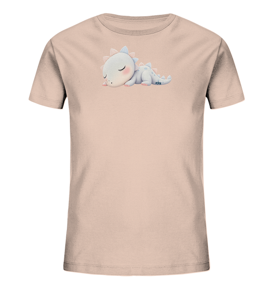 Onlineshop Shirts fuer Kinder - Das Bild zeigt ein hellbeiges Kinder-T-Shirt mit einem niedlichen Motiv eines schlafenden Baby-Dinosauriers auf der Vorderseite. Der kleine Dinosaurier ist hellgrau mit zarten blauen und rosa Akzenten auf den Rueckenstacheln und Wangen. Er liegt friedlich da, mit geschlossenen Augen und einem sanften Ausdruck. Das Design wirkt beruhigend und ist ideal fuer kleine Kinder.