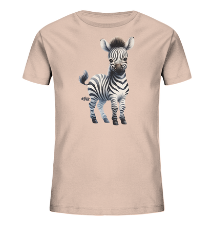 Onlineshop Shirts fuer Kinder - Das hellrosa T-Shirt zeigt auf der Vorderseite die charmante Illustration eines jungen Zebras. Das stehende Fohlen ist detailreich mit seinen charakteristischen schwarzen und weissen Streifen dargestellt. Es blickt aufmerksam nach vorne und hat einen freundlichen Ausdruck. Das Motiv verleiht dem Kinder-Shirt einen suessen und naturverbundenen Look.
