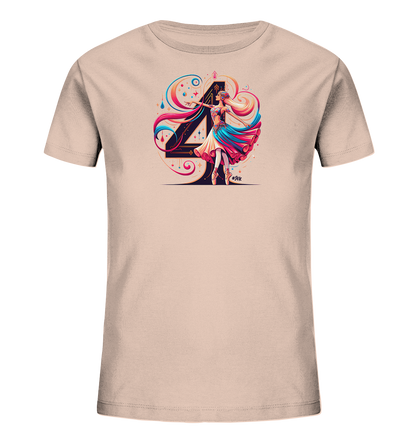 Onlineshop Shirts fuer Kinder - Das Bild zeigt ein Kinder T-Shirt in einem hellen Beigeton. Auf der Vorderseite ist eine farbenfrohe Illustration einer tanzenden Figur vor der grossen Zahl Vier abgebildet. Die Figur traegt ein Kleid mit fliessendem Haar, umgeben von dynamischen Linien und Formen in Blau, Pink und Orange. Das Design wirkt lebendig und kuenstlerisch.