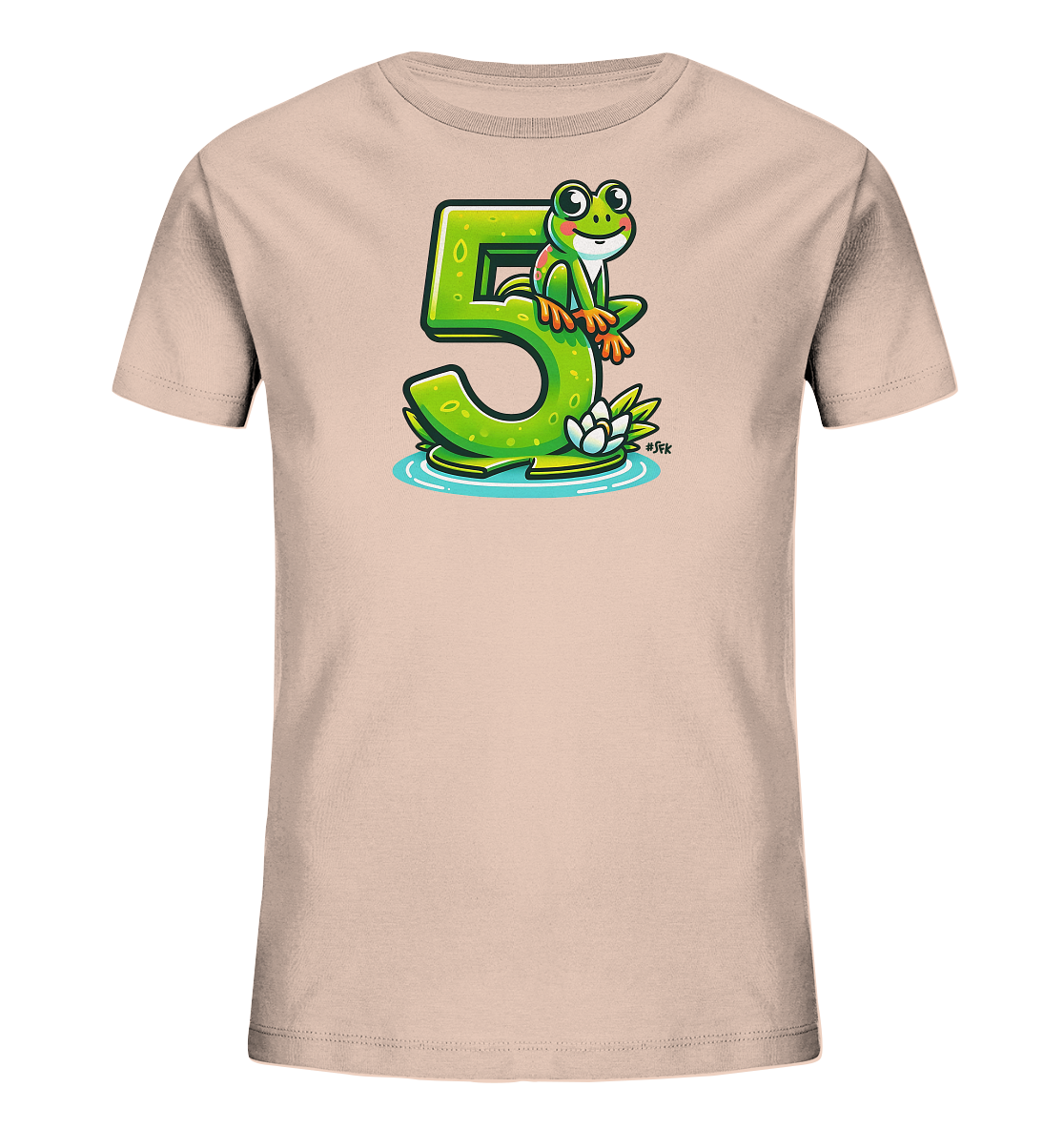 Onlineshop Shirts für Kinder - Dieses T-Shirt in hellem Rosa zeigt eine große, grüne Zahl 5 mit einem Cartoon-Frosch darauf. Der Frosch sitzt lächelnd auf der 5, die aussieht, als würde sie im Wasser mit einem Seerosenblatt schwimmen. Die farbenfrohe und verspielte Illustration verleiht dem Shirt einen fröhlichen Charakter.