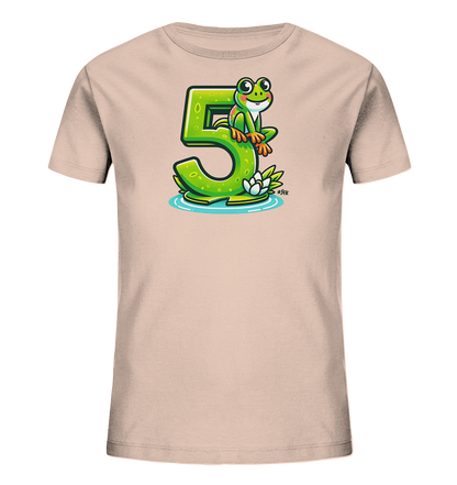 Onlineshop Shirts für Kinder - Dieses T-Shirt in hellem Rosa zeigt eine große, grüne Zahl 5 mit einem Cartoon-Frosch darauf. Der Frosch sitzt lächelnd auf der 5, die aussieht, als würde sie im Wasser mit einem Seerosenblatt schwimmen. Die farbenfrohe und verspielte Illustration verleiht dem Shirt einen fröhlichen Charakter.