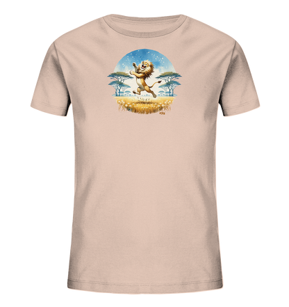 Onlineshop Shirts fuer Kinder - Das Bild zeigt ein hellrosafarbenes T-Shirt fuer Kinder mit einem runden Motiv. Auf dem Motiv ist ein froehlicher Loewe abgebildet, der in einer Savannenlandschaft springt oder tanzt. Die Szene umfasst goldene Graeser, bunte Blumen sowie charakteristische Akazienbaeume. Im Hintergrund ist ein blauer Himmel mit Sternen zu sehen, was dem Design eine verspielte Note verleiht.