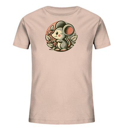 Onlineshop Shirts fuer Kinder - Das Bild zeigt ein hellrosa Kinder-T-Shirt. Auf der Vorderseite ist eine runde Grafik mit einer niedlichen, gezeichneten Maus abgebildet. Die Maus sitzt in einem Kreis umgeben von Blaettern und Zweigen und zwinkert froehlich. Das Design wirkt verspielt und freundlich.