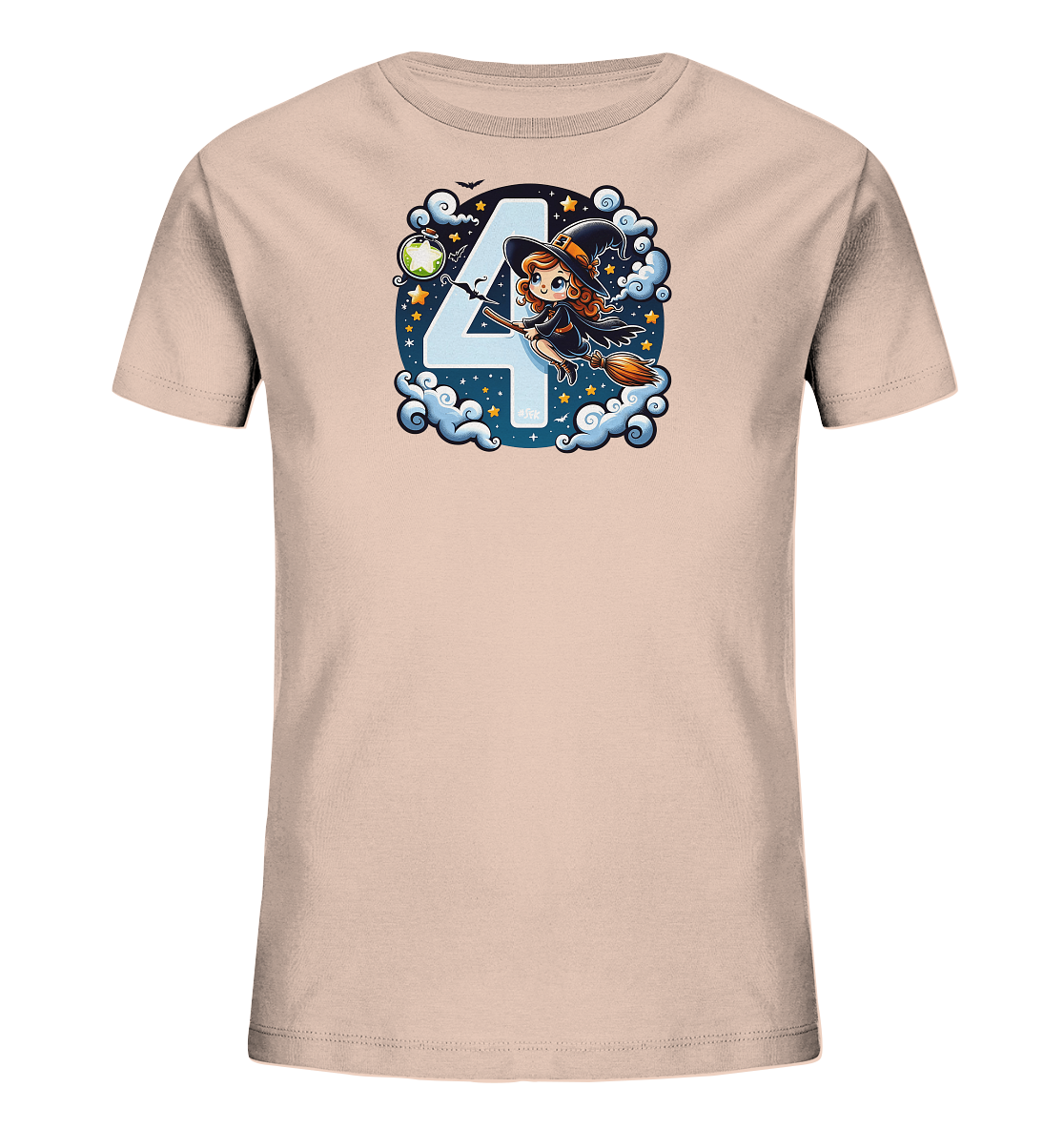 Onlineshop Shirts fuer Kinder - Dieses helle Kinder-T-Shirt zeigt eine grosse blaue Zahl "4", eingebettet in Wolken. Eine niedliche Zeichentrick-Hexe fliegt auf einem Besen vor der Zahl. Das Motiv enthaelt zusaetzlich einen Sternenhimmel, Fledermaeuse und einen Kessel, was einen verspielten und festlichen Eindruck vermittelt.