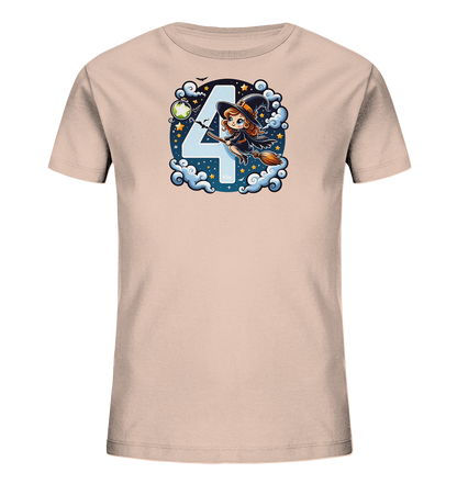 Onlineshop Shirts fuer Kinder - Dieses helle Kinder-T-Shirt zeigt eine grosse blaue Zahl "4", eingebettet in Wolken. Eine niedliche Zeichentrick-Hexe fliegt auf einem Besen vor der Zahl. Das Motiv enthaelt zusaetzlich einen Sternenhimmel, Fledermaeuse und einen Kessel, was einen verspielten und festlichen Eindruck vermittelt.