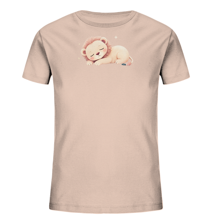 Onlineshop Shirts fuer Kinder - Das Bild zeigt ein beiges Kinder-T-Shirt, das im oberen Bereich ein schlafendes Loewenjunges abbildet. Das Loewenmotiv zeigt das Tier mit geschlossenen Augen und einer roetlichen Maehne. Mehrere kleine, helle Sterne sind um die Figur herum platziert und verleihen dem Design eine beruhigende Anmutung. Das Shirt ist in einem neutralen Farbton gehalten.
