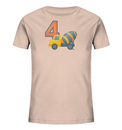 Onlineshop Shirts fuer Kinder - Das Bild zeigt ein hellrosa T-Shirt fuer Kinder mit einem Druck auf der Vorderseite. Der Druck besteht aus einer grossen orangefarbenen Zahl '4' und einem gelben Betonmischer-LKW daneben. Der LKW hat eine blau-orange gestreifte Mischtrommel und faehrt auf einer hellbraunen Flaeche. Das Design ist farbenfroh und wirkt freundlich.