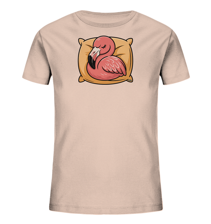 Onlineshop Shirts fuer Kinder - Das Bild zeigt ein hellrosa Kinder-T-Shirt mit einem niedlichen Aufdruck. Ein rosa Flamingo liegt friedlich schlafend auf einem gelben Kissen. Das Design wirkt ruhig und gemuetlich, perfekt fuer entspannte Momente. Das T-Shirt hat einen klassischen Rundhalsausschnitt und kurze Ärmel.