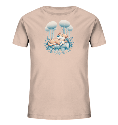Onlineshop Shirts fuer Kinder - Das Bild zeigt ein Kinder-T-Shirt in einem hellen Rosaton. Auf der Vorderseite ist eine Illustration eines entspannten Hundes zu sehen, der auf einem Holzstamm liegt. Das Motiv wird von stilisierten Baeumen, Blaettern und kleinen Blumen umrahmt. Das Design hat eine ruhige und naturverbundene Ausstrahlung.