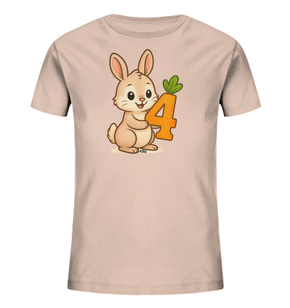 Onlineshop Shirts fuer Kinder - Das Bild zeigt ein hellrosa Kinder-T-Shirt mit einem niedlichen Druck auf der Vorderseite. Ein cartoonhafter Hase haelt die grosse, orangefarbene Zahl '4' fest, die wie eine Karotte aussieht. Der Hase laechelt freundlich und das Design wirkt verspielt. Dieses Motiv ist ideal fuer kleine Kinder.