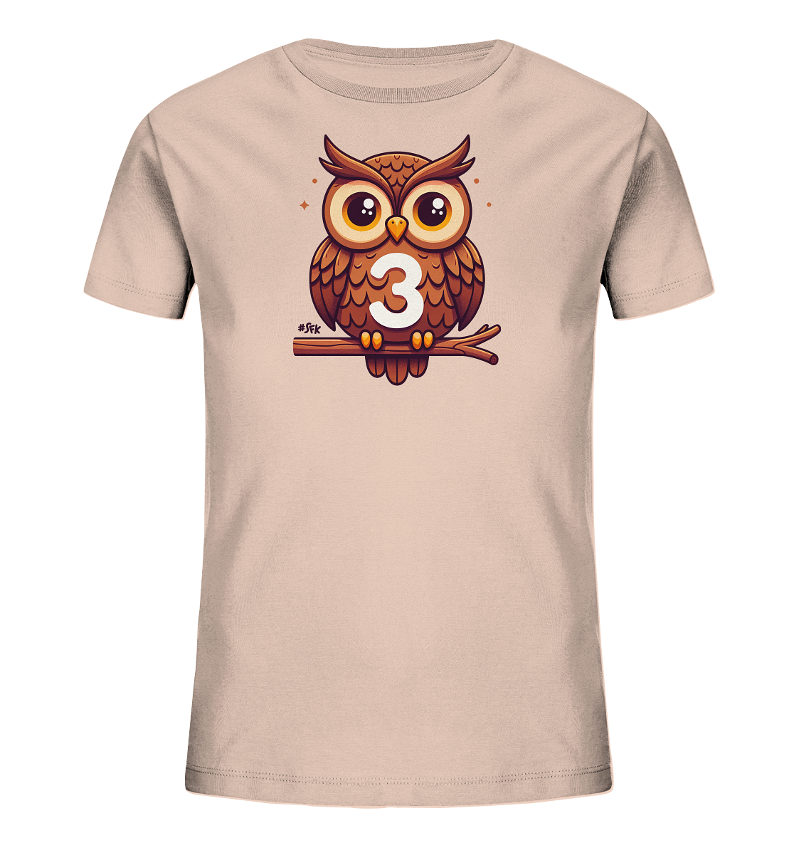 Onlineshop Shirts fuer Kinder - Das Bild zeigt ein Kinder-T-Shirt in einem zarten Beigeton. Auf der Vorderseite ist eine freundliche Cartoon-Eule abgebildet, die auf einem Ast sitzt. Die Eule traegt die weisse Zahl 3 auf ihrer Brust. Kleine Lichtpunkte um die Eule herum verleihen dem Design eine besondere Note.