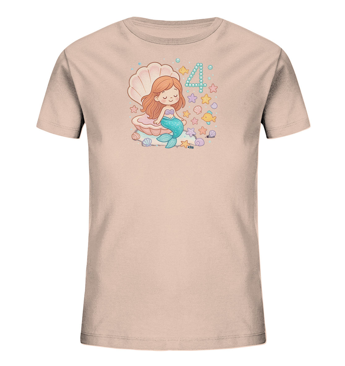 Onlineshop Shirts fuer Kinder - Das Bild zeigt ein hellrosa T-Shirt mit einem verspielten Motiv einer Meerjungfrau. Sie sitzt in einer grossen Muschel und ist umgeben von maritimen Elementen wie Seesternen, Fischen, Schnecken und Blasen. Neben der Meerjungfrau ist gross die Zahl '4' in einem aquamarinen Farbton dargestellt. Das Design ist farbenfroh und detailreich.