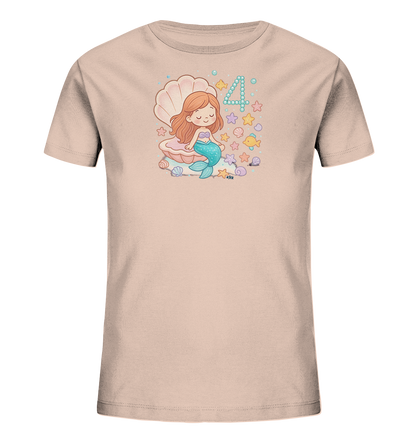 Onlineshop Shirts fuer Kinder - Das Bild zeigt ein hellrosa T-Shirt mit einem verspielten Motiv einer Meerjungfrau. Sie sitzt in einer grossen Muschel und ist umgeben von maritimen Elementen wie Seesternen, Fischen, Schnecken und Blasen. Neben der Meerjungfrau ist gross die Zahl '4' in einem aquamarinen Farbton dargestellt. Das Design ist farbenfroh und detailreich.