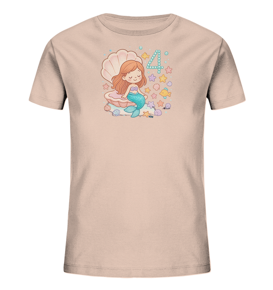 Onlineshop Shirts fuer Kinder - Das Bild zeigt ein hellrosa T-Shirt mit einem verspielten Motiv einer Meerjungfrau. Sie sitzt in einer grossen Muschel und ist umgeben von maritimen Elementen wie Seesternen, Fischen, Schnecken und Blasen. Neben der Meerjungfrau ist gross die Zahl '4' in einem aquamarinen Farbton dargestellt. Das Design ist farbenfroh und detailreich.