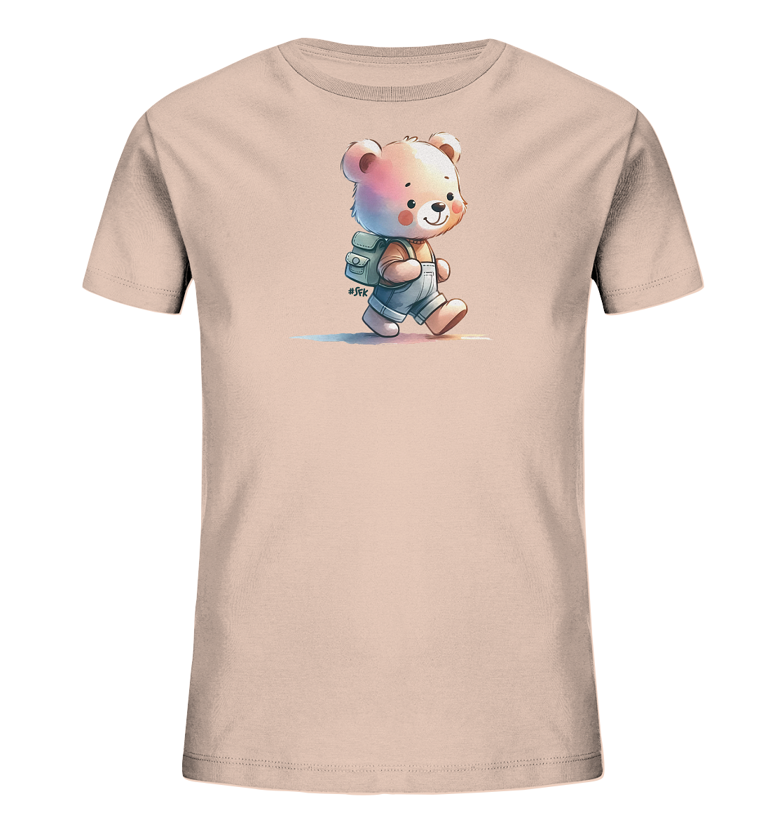 Onlineshop Shirts für Kinder - Das Bild zeigt ein hellrosa T-Shirt für Kinder mit einer niedlichen Comic-Bären-Grafik auf der Vorderseite. Der Bär ist in Overalls und mit einem Rucksack abgebildet, wie er lächelnd geht. Das Design hat einen Aquarell-Stil mit dezenten Farbschattierungen und zarten Farbstreifen darunter. Ein kleines Hashtag-Detail ergänzt die fröhliche Illustration.