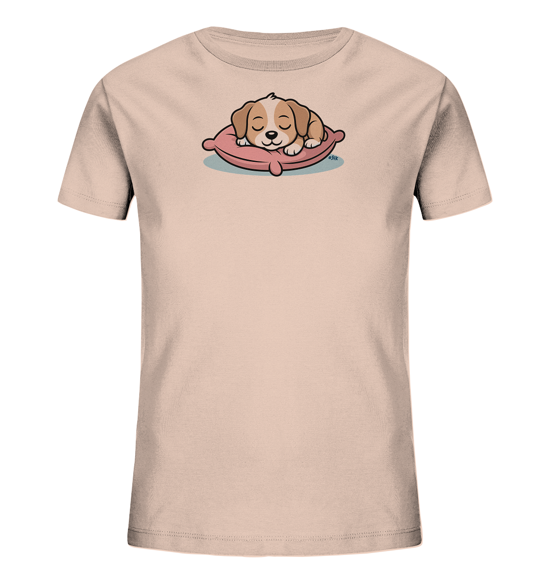 Onlineshop Shirts fuer Kinder - Das Bild zeigt ein hellbeiges Kinder-T-Shirt mit einem niedlichen Tiermotiv auf der Vorderseite. Ein kleiner, braun-weisser Welpe schlaeft friedlich auf einem rosafarbenen Kissen. Das Design wirkt beruhigend und liebevoll, mit klaren Linien und sanften Farben. Es ist ein verspieltes und kinderfreundliches Motiv.
