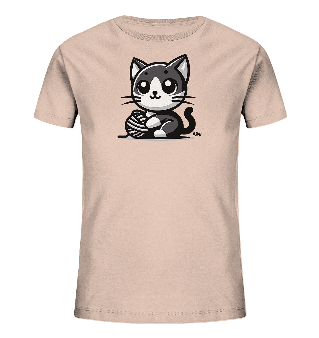 Onlineshop Shirts fuer Kinder - Das Bild zeigt ein hellrosa Kinder-T-Shirt mit einem niedlichen schwarz-weissen Comic-Kaetzchen. Das Kaetzchen sitzt und spielt mit einem Wollknaeuel. Seine grossen Augen und Schnurrhaare verleihen ihm ein charmantes Aussehen.