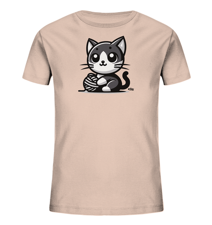 Onlineshop Shirts fuer Kinder - Das Bild zeigt ein hellrosa Kinder-T-Shirt mit einem niedlichen schwarz-weissen Comic-Kaetzchen. Das Kaetzchen sitzt und spielt mit einem Wollknaeuel. Seine grossen Augen und Schnurrhaare verleihen ihm ein charmantes Aussehen.