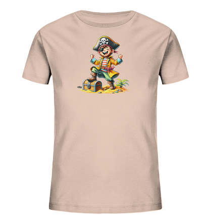 Onlineshop Shirts fuer Kinder - Dieses T-Shirt in hellem Beige ist mit einer lebhaften Grafik eines froehlichen Cartoon-Piraten bedruckt. Der Pirat steht mit erhobenen Armen auf einer geoeffneten Schatzkiste, waehrend im Hintergrund eine kleine Strandlandschaft mit Palme zu sehen ist. Die Illustration zeigt viele bunte Details wie die Kleidung des Piraten, Muscheln und Muenzen. Das Design hat einen verspielten und abenteuerlichen Charakter, ideal fuer kleine Entdecker.