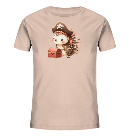 Onlineshop Shirts fuer Kinder - Das Bild zeigt ein Kinder-T-Shirt in einem hellen Rosaton. Auf der Vorderseite ist eine grafische Darstellung eines Igels zu sehen. Der Igel traegt einen Piratenhut und sitzt neben einer kleinen, roten Schatzkiste. Die Illustration hat einen freundlichen und verspielten Stil.