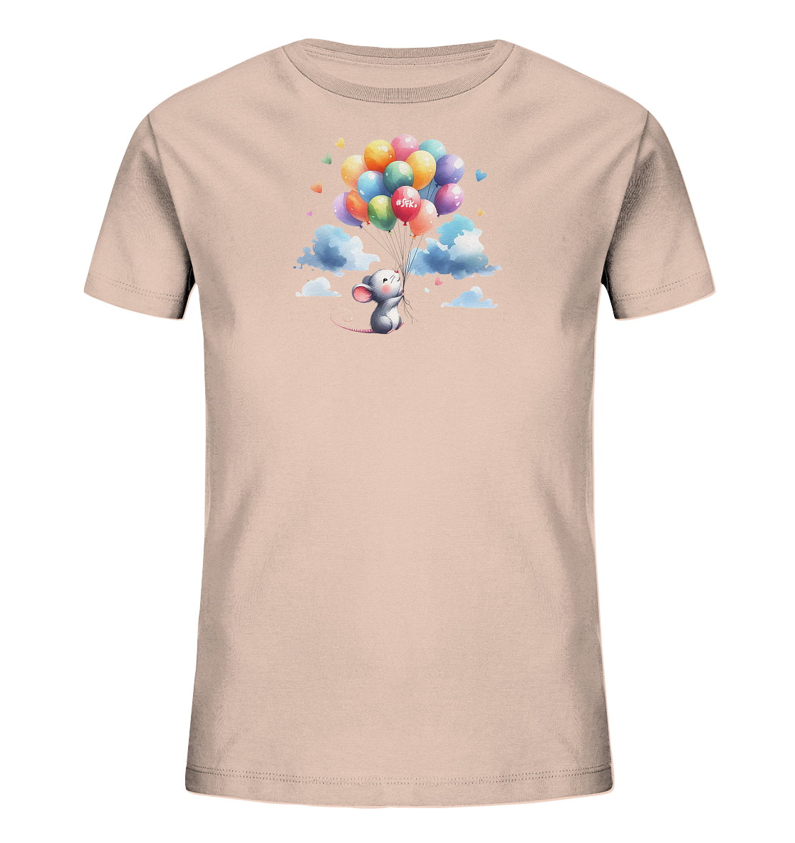 Onlineshop Shirts für Kinder - Das Bild zeigt ein hellrosa Kinder-T-Shirt mit einem fantasievollen Aufdruck. Im Zentrum des Designs schwebt eine kleine graue Maus, die sich an einem Bündel bunter Luftballons festhält. Wolken und kleine Herzchen umgeben die fröhliche Szene am Himmel. Ein roter Ballon trägt den Schriftzug "#SFK.", was dem Motiv eine persönliche Note verleiht.