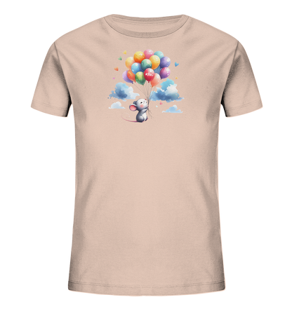 Onlineshop Shirts für Kinder - Das Bild zeigt ein hellrosa Kinder-T-Shirt mit einem fantasievollen Aufdruck. Im Zentrum des Designs schwebt eine kleine graue Maus, die sich an einem Bündel bunter Luftballons festhält. Wolken und kleine Herzchen umgeben die fröhliche Szene am Himmel. Ein roter Ballon trägt den Schriftzug "#SFK.", was dem Motiv eine persönliche Note verleiht.
