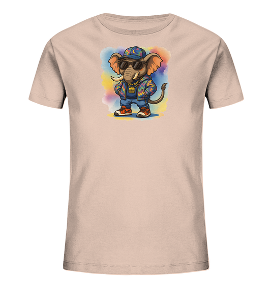 Onlineshop Shirts fuer Kinder - Das Bild zeigt ein hellbeiges Kinder-T-Shirt mit einem markanten Motiv. Darauf ist ein cartoonartiger Elefant in laessiger Kleidung abgebildet, inklusive Sonnenbrille, Kappe und einer bunten Jacke. Der Elefant steht auf einem farbigen Aquarellhintergrund, der dem Design einen modernen Touch verleiht. Das gesamte Motiv wirkt spielerisch und modisch.