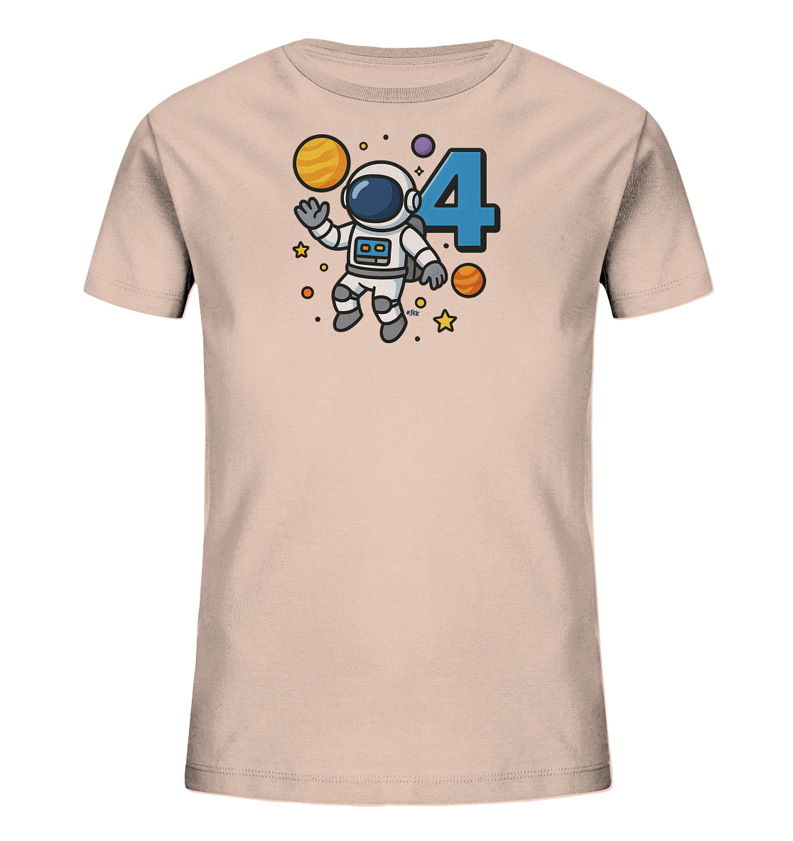 Onlineshop Shirts fuer Kinder - Das Bild zeigt ein beigefarbenes Kinder-T-Shirt mit einem verspielten Astronauten-Motiv. Der Astronaut schwebt im Weltraum, umgeben von Sternen und Planeten in Comic-Stil. Neben dem Astronauten ist prominent die grosse blaue Zahl '4' platziert. Das Design ist farbenfroh und detailreich, ideal fuer kleine Weltraum-Fans.