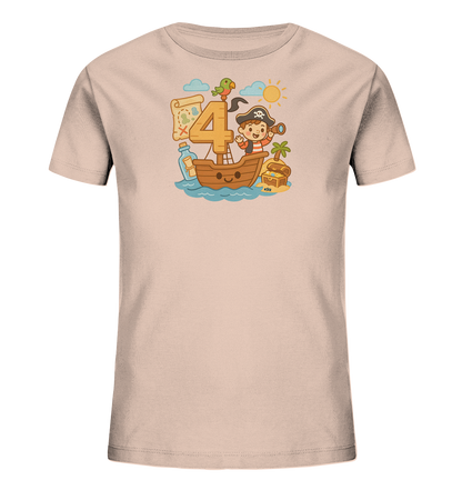 Onlineshop Shirts fuer Kinder - Dieses T-Shirt in hellem Rosa zeigt eine farbenfrohe Illustration eines Piratenabenteuers auf dem Meer. Ein kleiner Pirat mit Fernglas sitzt in einem laechelnden Holzboot, neben einer grossen Zahl Vier. Ein Papagei, eine Schatzkarte, eine Flaschenpost und eine Schatzinsel mit Truhe ergaenzen das verspielte Motiv unter einem sonnigen Himmel.