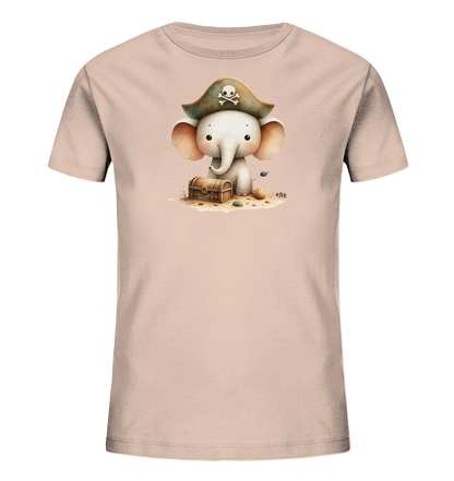 Onlineshop Shirts fuer Kinder - Das Bild zeigt ein hellrosa Kinder-T-Shirt mit einer entzueckenden Illustration eines kleinen Elefanten. Der Elefant traegt einen Piratenhut mit Totenkopf und sitzt auf sandigem Boden. Neben ihm liegt eine hoelzerne Schatztruhe, umgeben von Muscheln und kleinen Pflanzen. Das Design hat ein verspieltes Piraten-Thema.
