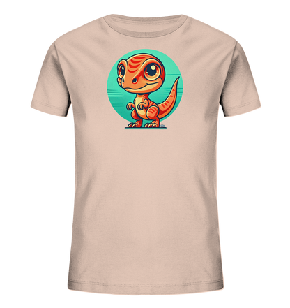 Onlineshop Shirts fuer Kinder - Das Bild zeigt ein hellrosafarbenes Kinder-T-Shirt mit einem farbenfrohen Aufdruck. Zentral platziert ist die Illustration eines freundlichen, orangefarbenen Cartoon-Dinosauriers. Der kleine Dino steht vor einem runden, tuerkisfarbenen Hintergrund mit horizontalen Linien. Dieses Design verleiht dem Shirt eine lustige und ansprechende Optik fuer Kinder.