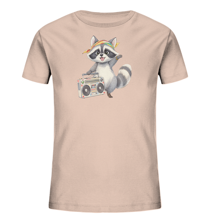 Onlineshop Shirts fuer Kinder - Das Bild zeigt ein hellbeiges Kinder-T-Shirt. Auf der Vorderseite ist ein freundlicher Cartoon-Waschbaer abgebildet, der ein regenbogenfarbenes Kopftuch traegt. Der Waschbaer haelt einen klassischen Ghettoblaster und hat eine dynamische Pose. Das Design wirkt verspielt und lebendig.